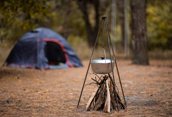 秋天森林里带着蓝色帐篷的篝火远足锅 — 图库照片
