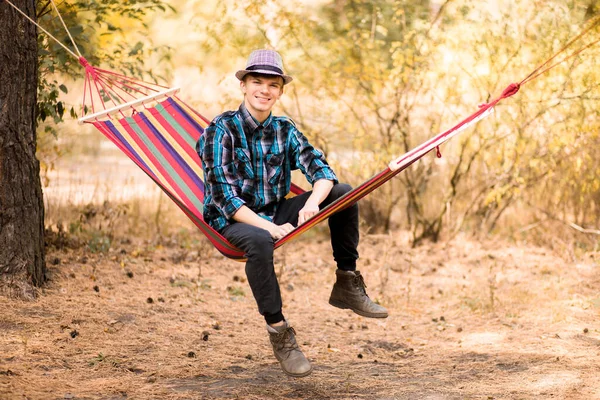 Молодой Счастливый Свободный Человек Шляпе Отдыхает Улице Гамаке Осеннем Лесу — стоковое фото