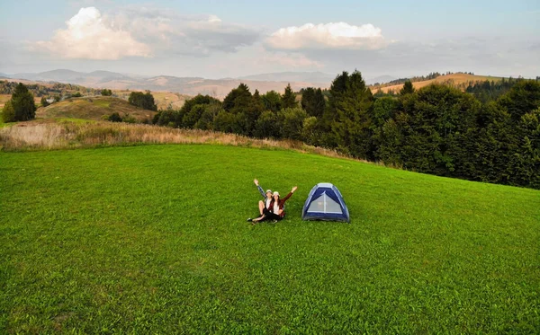 Luftaufnahme Vom Liebespaar Wanderer Verbringen Zeit Abseits Des Großstadttrubels Bei — Stockfoto