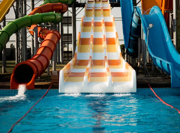 Kleurrijke Glijbanen Het Waterpark Zomer Resort — Stockfoto