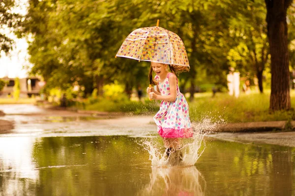 Menina Garoto Engraçado Feliz Com Guarda Chuva Pulando Poças Botas — Fotografia de Stock