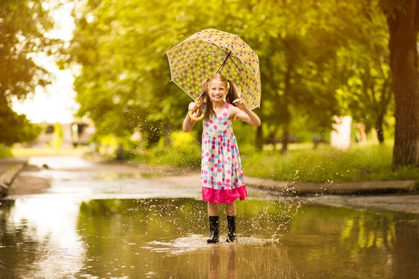 Szczęśliwa Zabawna Dziewczyna Kid Parasolem Skoki Kałużach Buty Gumowe Polka — Zdjęcie stockowe