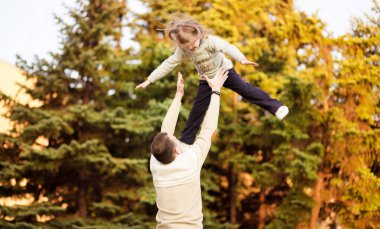 Mutlu neşeli baba eğlenmek hava çocuk kusuyor. Babalar Günü. tek ebeveyn ailesi