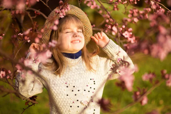 Lente Portret Schattig Klein Meisje Hat Walk Blossom Tree Garden — Stockfoto