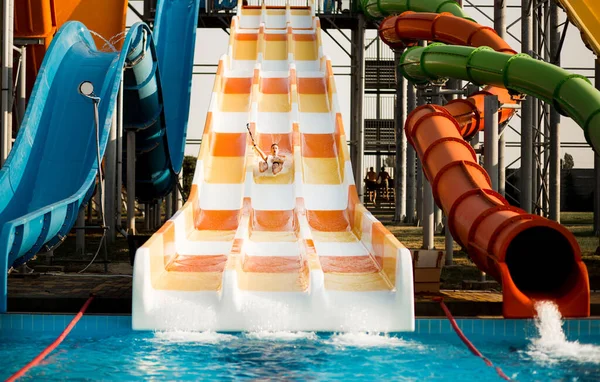 Happy Jongeman Heeft Actieve Zomervakantie Activiteiten Rijden Waterglijbaan Het Waterpark — Stockfoto