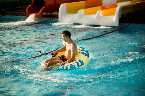 Happy Person Heeft Actieve Zomervakantie Activiteiten Het Waterpark Actief Leefstijlconcept — Stockfoto