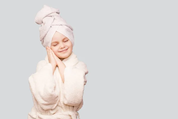 Spa Perawatan Kulit Gadis Cantik Mengenakan Handuk Rambut Dan Mantel — Stok Foto