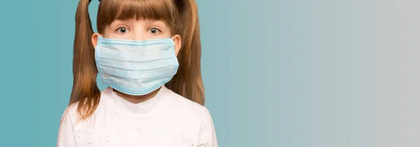 Niña Con Máscara Médica Para Protegerse Gripe Con Miedo Cara — Foto de Stock