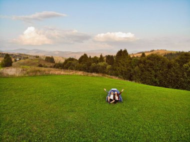 Aşkın havadan görünüşü. Yürüyüşçüler gün doğana kadar şehir dışında kamp dağlarında vakit geçirirler.
