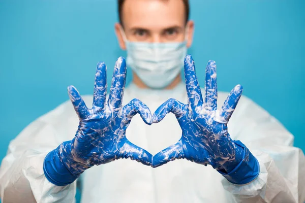Lekarz Kombinezonie Medycznym Maska Ochronna Rękawice Pokazać Symbol Serca Ręką — Zdjęcie stockowe