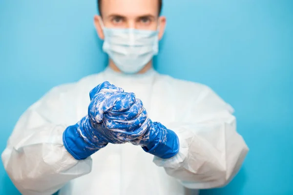 Lekarz Kombinezonie Medycznym Maska Ochronna Rękawice Myjące Ręce Przed Operacją — Zdjęcie stockowe