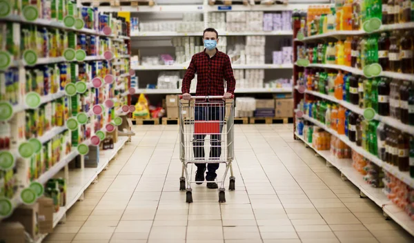 Muž Ochranné Masce Nakupování Supermarketu Tlačí Vozík Době Epidemie — Stock fotografie