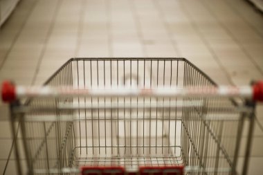 Boş alışveriş arabasıyla süpermarket koridorunun ilk persone görüntüsü