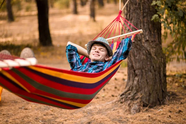 Joven Feliz Hombre Libre Sombrero Relajante Aire Libre Hamaca Bosque — Foto de Stock