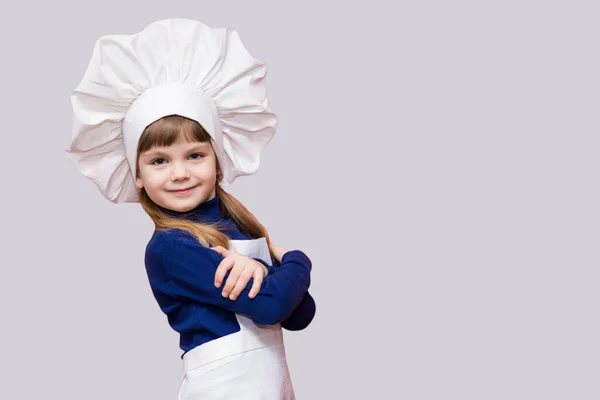 白を基調としたクロスハンドで統一された笑顔の女子シェフのポートレート キッドシェフ 料理プロセスコンセプト — ストック写真