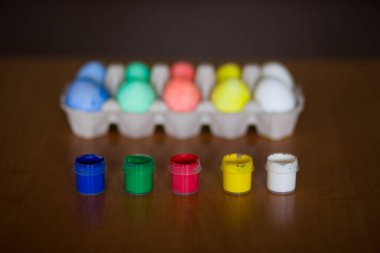 Koyu arka planda renkli el yapımı Paskalya yumurtaları. tatil konsepti