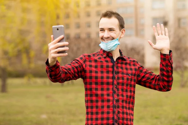 Feliz Joven Máscara Facial Estéril Haciendo Videollamada Con Teléfono Móvil — Foto de Stock