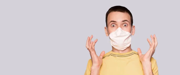白い背景に隔離されたウイルスや感染症に対する保護医療マスクのハンズアップを恐れて怖い男のバナービュー コロナウイルス2019 Ncov Covid 19の概念 — ストック写真