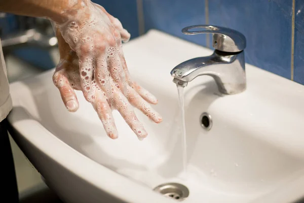 Conceito Higiene Lavar Mãos Com Espuma Sabão Pia Lavar Mãos — Fotografia de Stock