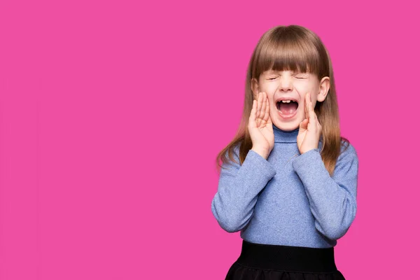 Κοντινό Πορτρέτο Του Όμορφου Κοριτσιού Που Ουρλιάζει Απομονωμένο Ροζ Φόντο — Φωτογραφία Αρχείου