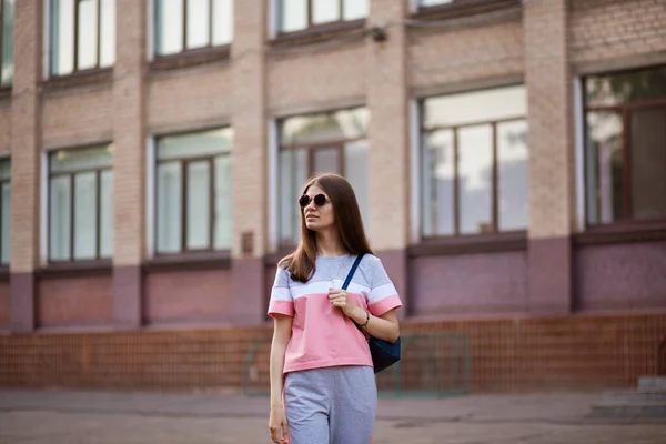 Portrait Jeune Belle Femme Portant Des Lunettes Soleil Marchant Dans — Photo