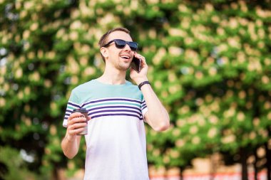 içki, teknoloji ve insan konsepti - iş adamına yakın çekim kahve fincanı ve akıllı telefon ile sabahleyin