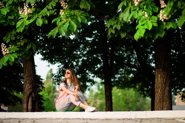 Pihenni Szabadtéri Élvezi Természet Nyaralás Közben Nyári Nap Gesztenye Háttérben — Stock Fotó