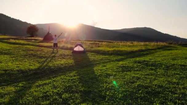 Veduta Aerea Drone Dietro Silhouette Dell Uomo Piedi Vicino Tenda — Video Stock