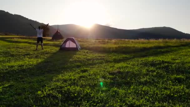 Vue Aérienne Drone Derrière Silhouette Homme Debout Près Tente Sur — Video