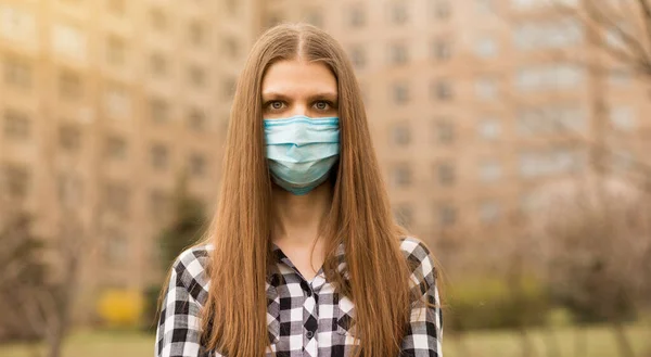 Potret Wanita Muda Yang Sedih Dalam Topeng Medis Jalan Karena — Stok Foto