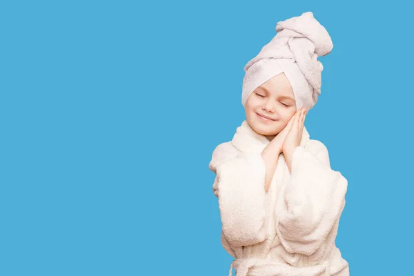 Spa Perawatan Kulit Gadis Cantik Mengenakan Handuk Rambut Dan Mantel — Stok Foto