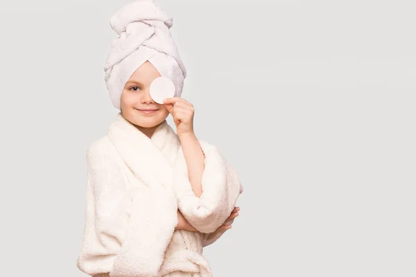 Sorridente Bella Ragazza Bambino Con Asciugamano Sulla Testa Tenere Dischetto — Foto Stock