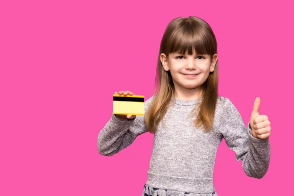 Χαρούμενο Ξανθό Ντροπαλό Κοριτσάκι Ετών Πιστωτική Κάρτα Τον Αντίχειρα Επάνω — Φωτογραφία Αρχείου