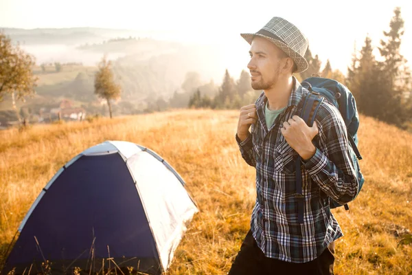 Jóképű Szakállas Férfi Turista Aki Helyeket Fedez Fel Hegyek Tetején — Stock Fotó