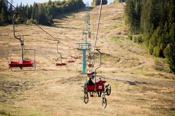 Pylypets Ukrajna 2019 Szeptember Mountain Bikers Chair Lift Mountain Kárpátok — Stock Fotó