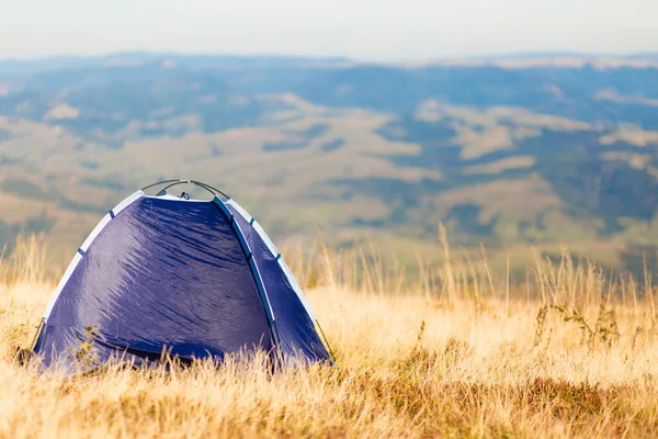 Ranní krajina v horách s modrým stanem. Koncept dovolené v kempu — Stock fotografie