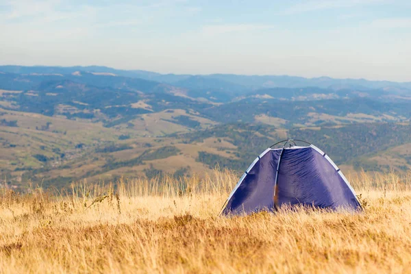 Paisaje matutino en montañas con carpa azul. Concepto de camping vacaciones —  Fotos de Stock