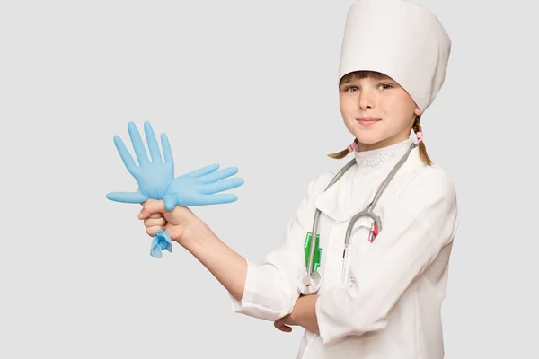 Menina Sorridente Uniforme Médico Protege Mãos Com Luvas Estéreis Olhando — Fotografia de Stock