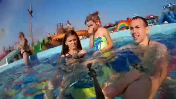 Grappige familie van drie zwemmen en duiken in het zwembad tijdens de zomervakantie. — Stockvideo