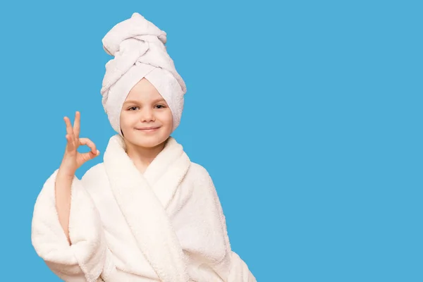 Felice Bella Bambina Con Asciugamano Sulla Testa Mostra Simbolo Dopo — Foto Stock