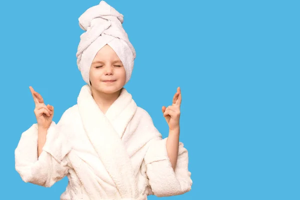 스펀지 Spa Skin 손가락을 가로지르며 치료를 미녀가 타월을 코트를 자신의 — 스톡 사진