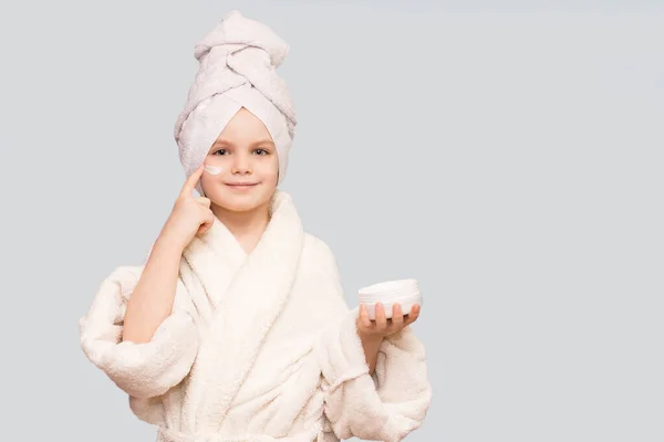 Biała Dziewczynka Modelka Ręcznikiem Głowie Kładzie Krem Twarzy Dotykając Pod — Zdjęcie stockowe