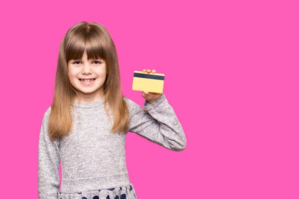 Ευτυχισμένο Κοριτσάκι Νέα Τραπεζική Πιστωτική Κάρτα Και Έτοιμο Πάει Για — Φωτογραφία Αρχείου