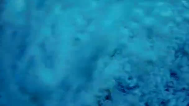 Подводный Вид Молодого Человека Ныряющего Бассейн Курящего Открытыми Глазами Активный — стоковое видео