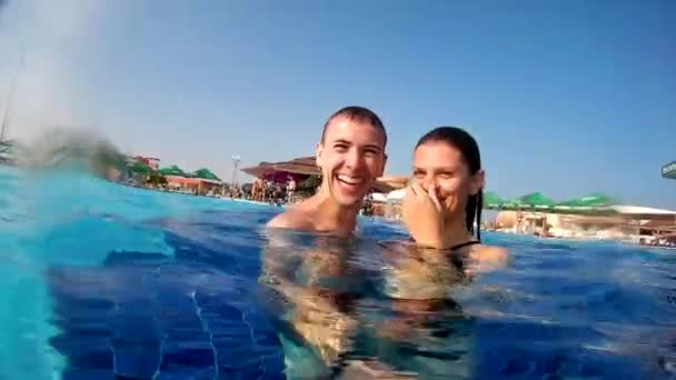 Selfie Jovem Casal Sorrindo Mergulho Debaixo Água Piscina Aquapark Beijando — Vídeo de Stock