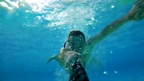 Подводный Вид Молодого Человека Ныряющего Бассейн Курящего Открытыми Глазами Активный — стоковое видео