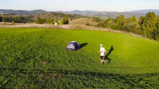 Vista Aérea Del Dron Del Joven Correr Cerca Tienda Campaña — Vídeos de Stock