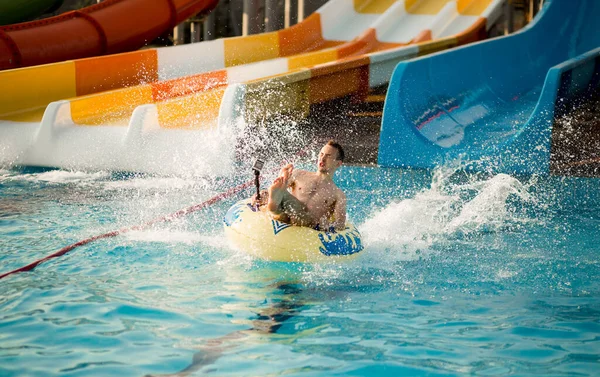 Persona Felice Attivo Attività Vacanza Estiva Parco Acquatico Concetto Stile — Foto Stock