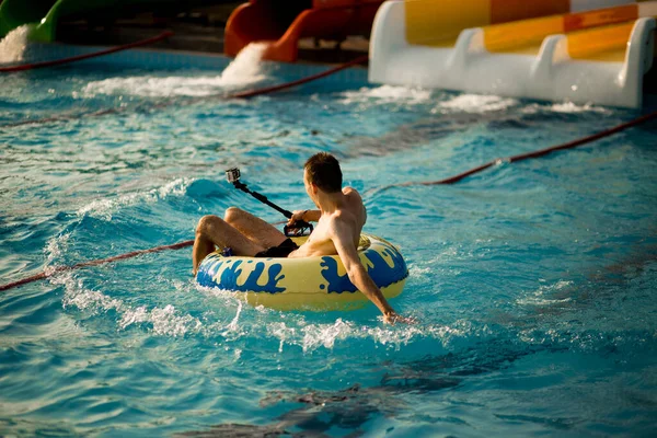 Nöjd Person Har Aktiva Sommarlov Aktiviteter Vattenparken Aktivt Livsstilsbegrepp — Stockfoto