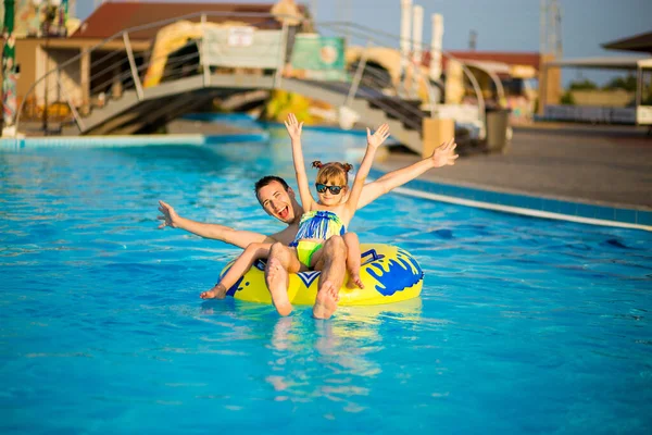 Vader Speelt Met Zijn Dochter Het Zwembad Grappig Familieweekend Vader — Stockfoto